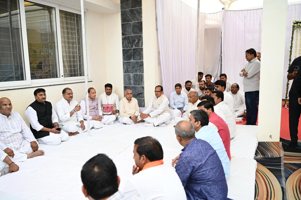 बैतूल पहुंचकर भारतीय जनता पार्टी के प्रदेश अध्यक्ष माननीय श्री हेमन्त खण्डेलवाल जी की सुपुत्री स्व. सुरभि खण्डेलवाल जी के निधन उपरांत उनके निवास पर पहुंचकर श्रद्धांजलि अर्पित की ।
<a href="/Hkhandelwal1964/">Hemant Khandelwal</a>