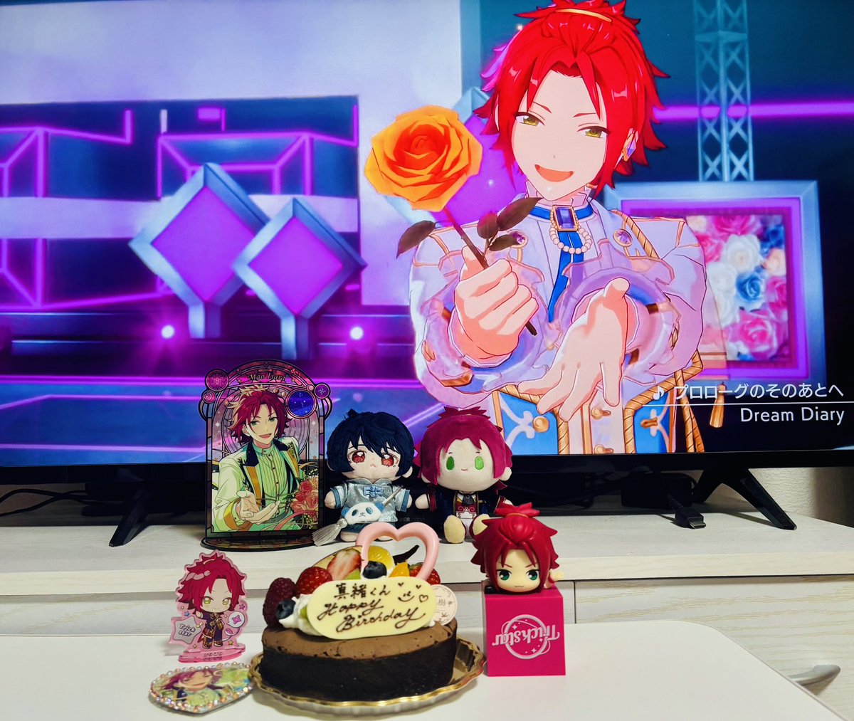 pc_kana's tweet photo. 真緒くん誕生日おめでとう💕🎉🎂
今日のライブは昼も夜も行くからね～～！！✨
友達の凛月ぬいとともに♡笑 https://t.co/EN3vOhfngs