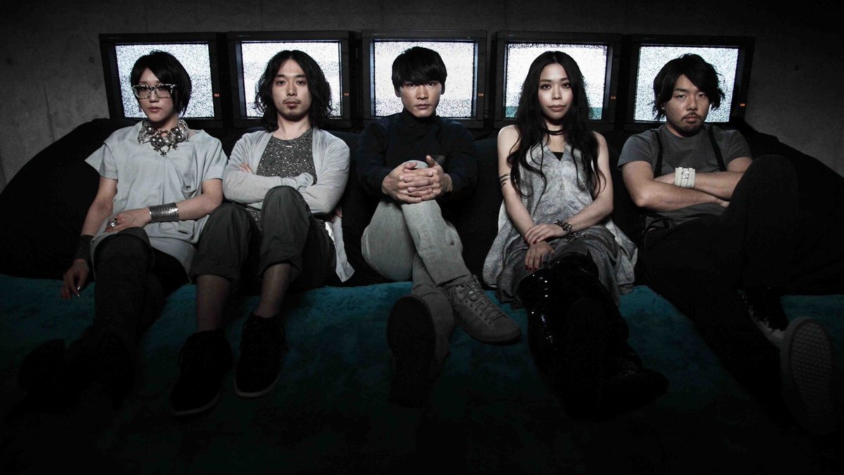 sakana_byfans's tweet photo. 過去の今日=2011年3月16日

サカナクション「ルーキー」の発売日。ライブで盛り上がる楽曲を作るためには、特定の音をループさせるのが良いという仮説から生まれた曲。制作中にベースの草刈愛美がループポイントを間違えて不自然な音の繰り返しになったが、カッコよかったためAメロにそのまま採用。 https://t.co/0iAUMoLffI