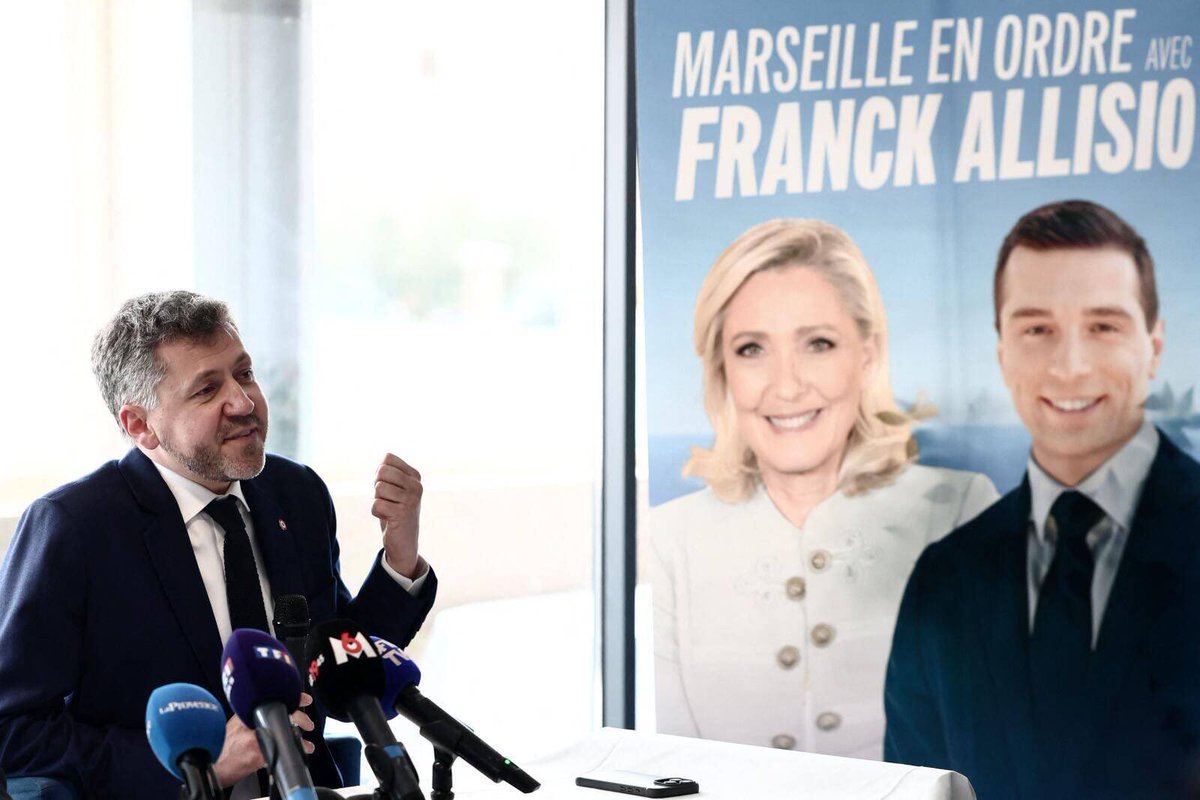 LBleuBlancRouge's tweet photo. 🚨Ce dimanche, en milieu de journée, les équipes de campagne de Franck Allisio (candidat RN dans le 7e secteur) ont recensé et consigné de multiples anomalies dans plusieurs bureaux de vote marseillais.

Parmi les principaux dysfonctionnements relevés :
- Retards d’ouverture : au moins une quinzaine de bureaux n’ont pas ouvert à 8 heures, obligeant de nombreux électeurs – souvent des personnes âgées – à repartir sans pouvoir voter.
- Problèmes matériels graves : absence de bulletins pour certaines listes, interversion systématique entre les bulletins « liste centrale » et « liste secteur », et surtout présence de bulletins de la liste Allisio visiblement altérés (entailles nettes au cutter sur plusieurs exemplaires).
- Infraction électorale constatée : dans le bureau n°364 (3e arrondissement), une personne a voté sur simple présentation d’un titre de séjour, sans être en possession d’une pièce d’identité française valide.
- Comportements suspects de délégués : dans le bureau n°1335, des assesseurs ou délégués ont été aperçus en train de désigner ostensiblement certains bulletins aux électeurs avant même qu’ils n’entrent dans l’isoloir.

L’ensemble de ces faits a fait l’objet de procès-verbaux officiels déposés sur place par les délégués et représentants de la liste Allisio. Les équipes annoncent qu’elles poursuivront le recensement des irrégularités tout au long de la journée et se réservent la possibilité de saisir les autorités compétentes et la commission de contrôle électoral.

🗞️ @csapin pour @LePoint 

#Municipale2026