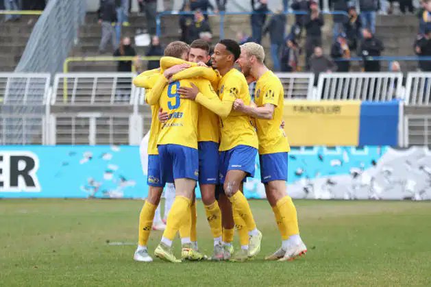 LokLeipzig_es's tweet photo. El líder la liga volvió a la victoria. Fue 4-0 ante el Hertha II.

#fußballpur #lokleipzig #loksche #leipzig https://t.co/ksJoX6x1d1