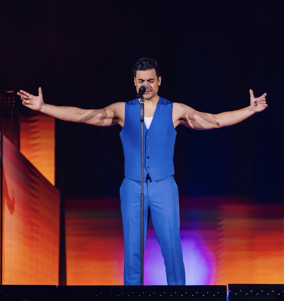 Soulof_Styles's tweet photo. Larga vida para ti @_CarlosRivera  que sean 200 años los que nos permitan seguir disfrutando de tu bella musica y arte. Se le quiere un monton Sr Rivera. Felices 40!🎂🧡 Un abrazo desde Mxli

#FelizCumpleCarlos https://t.co/pOHMZrWx2v