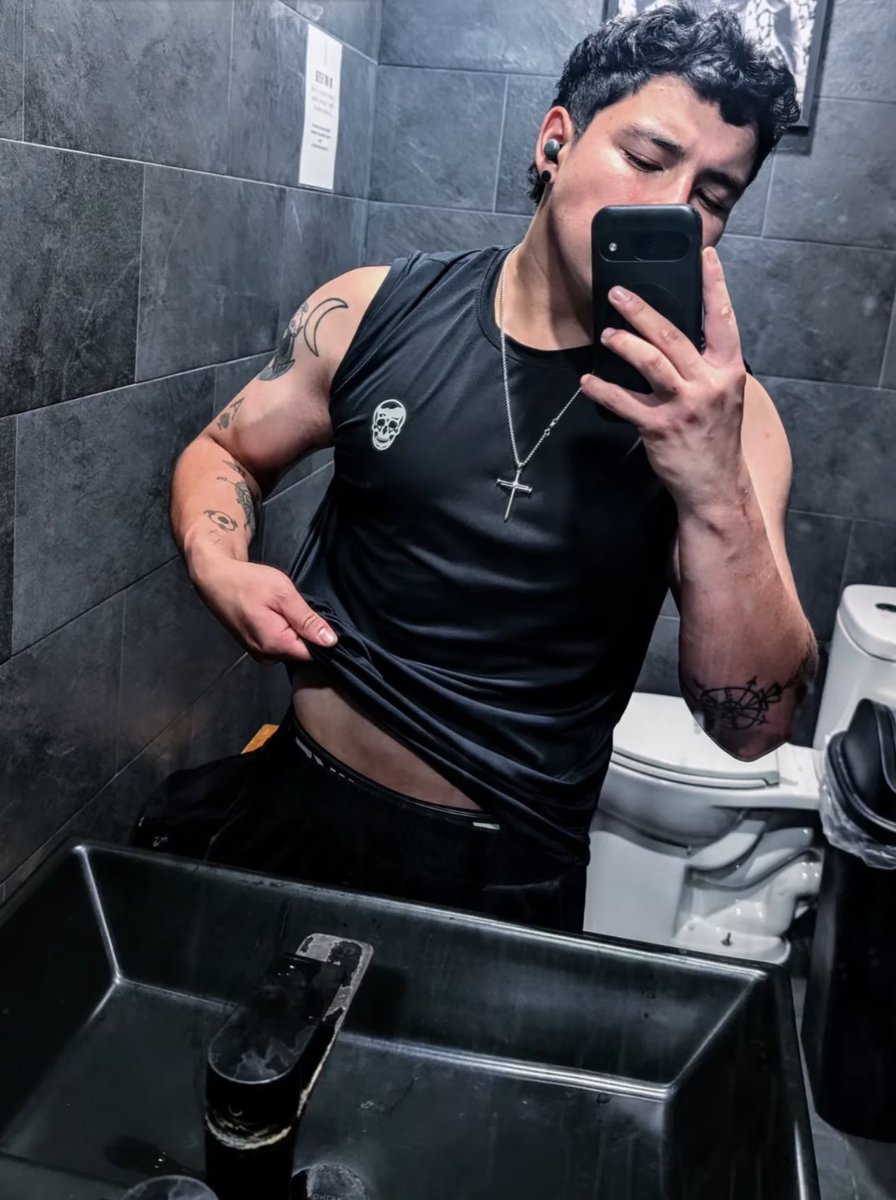 TexasOne11's tweet photo. Mikey Teasing https://t.co/9zH40K7Iqc