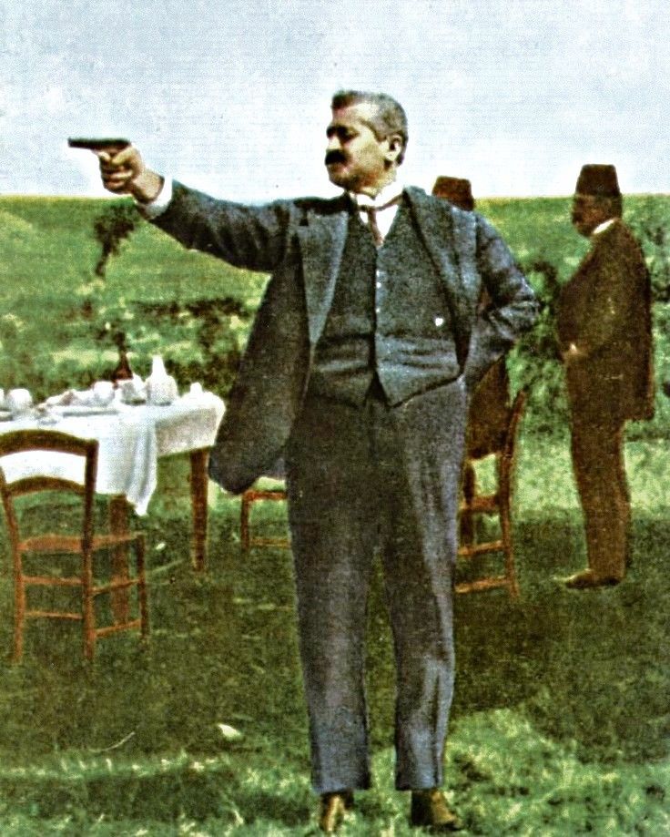 alnındaki ter, bir vatanın döktüğü terken,
nabzındaki kan belki de bir nesle yeterken,

en sonra, şu torba kemik sen misin? anlat!
biz dipdiri verdik seni bir devlete tal'at!

takriben adamlık sana yetmezdi, tamamdın,
sen kitle adam, millet adam, bayrak adamdın.

-M. Cemal Kuntay