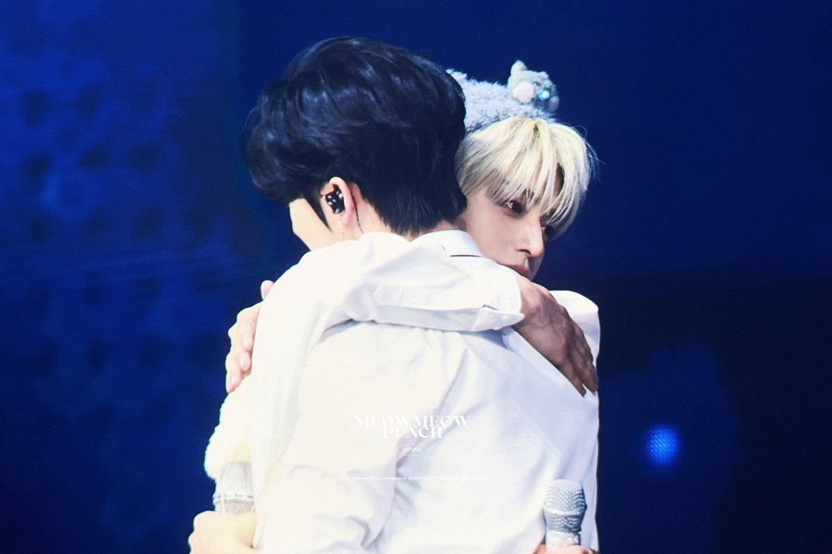 romeowticlove's tweet photo. 마지막의마지막까지
둘이 옷장공유도 하고 오래끌어안고 그럇어서 너무마음이먹먹함 내가 생각한걱보다 둘이 훨씬 더 가까운 사이엿던거같음 아.. 정신편찮아.. https://t.co/kggczvcZpe