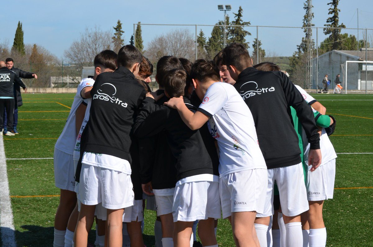 C_DPozoblanco's tweet photo. Hoy a las 18:00 nuestro Infantil A de Charaf se juega nada menos que el ascenso de categoría 💪⚽

📍 Ciudad Deportiva Eleuterio Olmo
🕕 18:00

Un encuentro decisivo. Si ganan, serán equipo de 2ª Andaluza 🙌

🤍 Os esperamos a todos. No faltéis. https://t.co/GKirpU70Xl