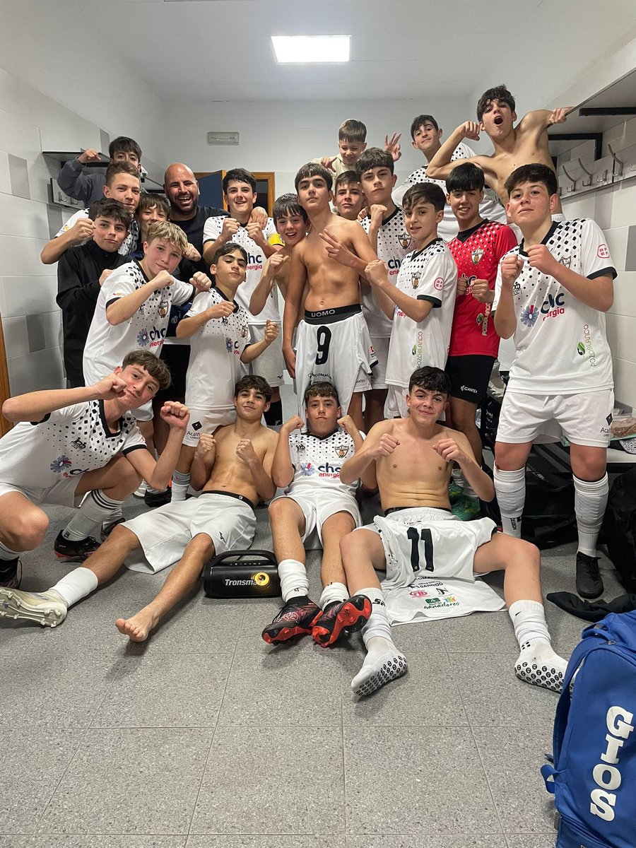 C_DPozoblanco's tweet photo. Hoy a las 18:00 nuestro Infantil A de Charaf se juega nada menos que el ascenso de categoría 💪⚽

📍 Ciudad Deportiva Eleuterio Olmo
🕕 18:00

Un encuentro decisivo. Si ganan, serán equipo de 2ª Andaluza 🙌

🤍 Os esperamos a todos. No faltéis. https://t.co/GKirpU70Xl