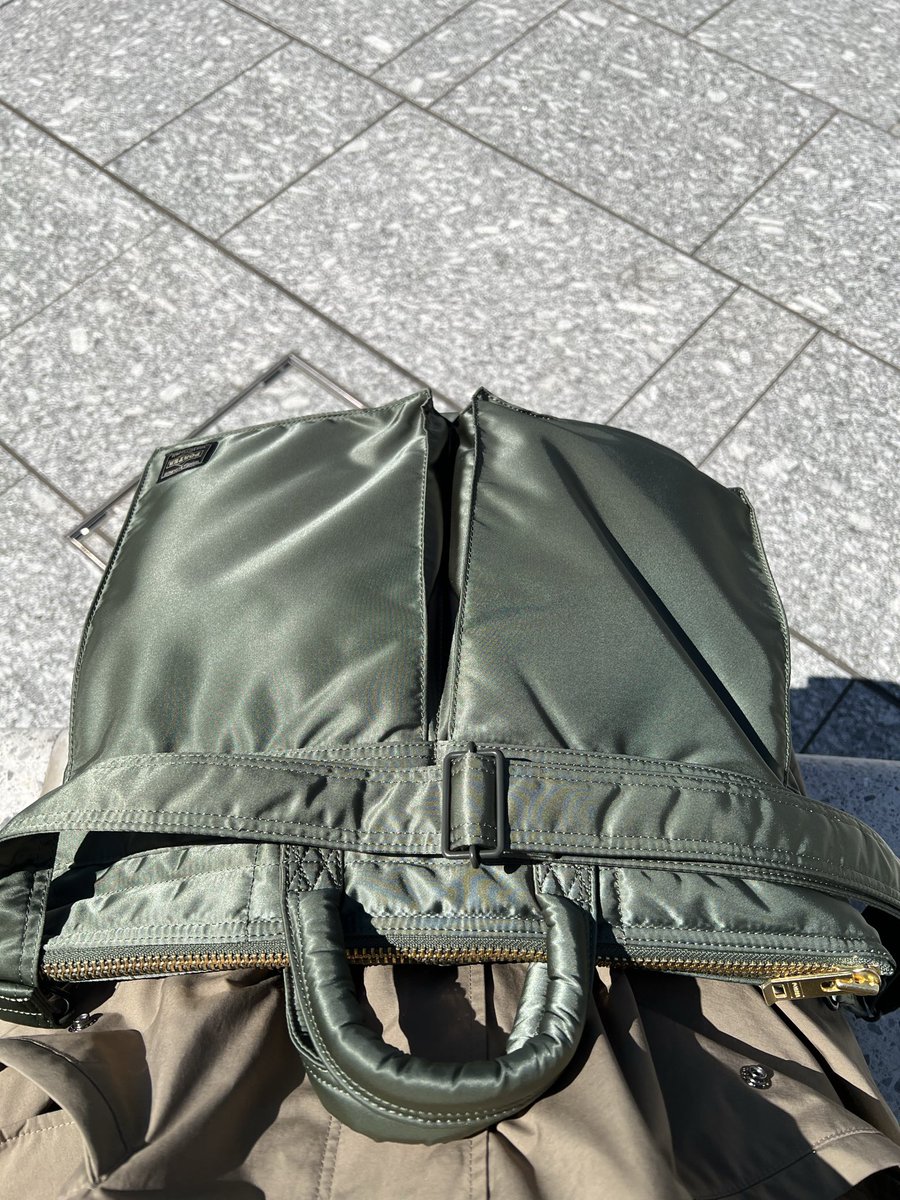 aksk2527's tweet photo. ポーターのカバンの良さに気付いたんだよね。
想像の値段の2.5倍はするけど取り置きまでして買ってしまったよね。 https://t.co/lRXZXeRBWD