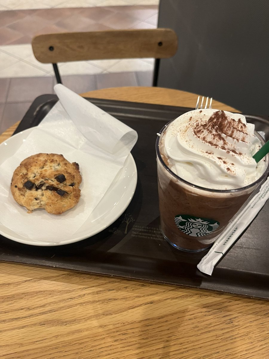 SpvbQk's tweet photo. ひさしぶりのすたば https://t.co/xq9E3FpSxl