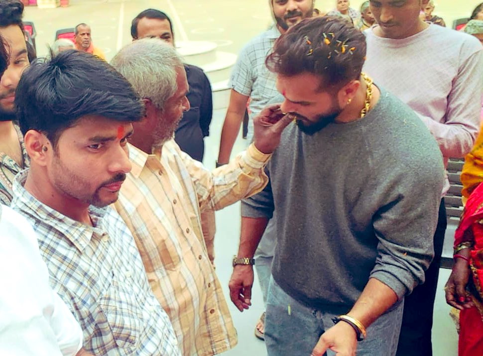 हम हर शुभकामना के उसी भाव से पढ़ रहल बानी जैसे आप सब भेजे हैं🥹🫂। हर केहू के कॉल, टेक्स्ट के रिप्लाई करल संभव ना हो पाई , उसके लिए दिल से माफ़ी। लेकिन आप लोग ने आज मेरे जन्मदिन पर जो प्यार और आशीर्वाद दिया है, वो  मेरी असली कमाई है और मेरी हिम्मत भी, ताकि आगे आप सब के लिए कुछ