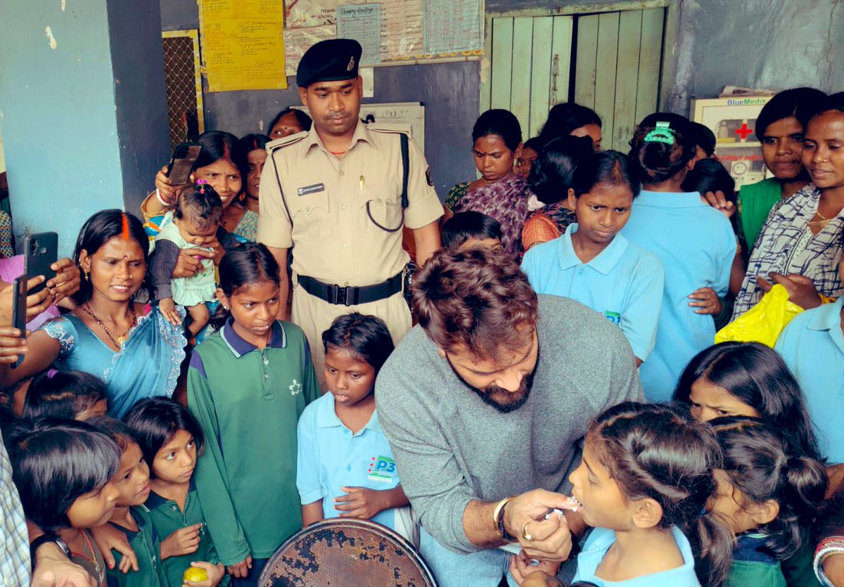 khesariLY's tweet photo. हम हर शुभकामना के उसी भाव से पढ़ रहल बानी जैसे आप सब भेजे हैं🥹🫂। हर केहू के कॉल, टेक्स्ट के रिप्लाई करल संभव ना हो पाई , उसके लिए दिल से माफ़ी। लेकिन आप लोग ने आज मेरे जन्मदिन पर जो प्यार और आशीर्वाद दिया है, वो  मेरी असली कमाई है और मेरी हिम्मत भी, ताकि आगे आप सब के लिए कुछ अच्छा और अलग कर सकू।  

आज पटना के अनाथालय, वृद्धाश्रम और कुछ नेत्रहीन बच्चो के साथ जन्मदिन मनाने का सौभाग्य मुझे मिला। Love You All❤️