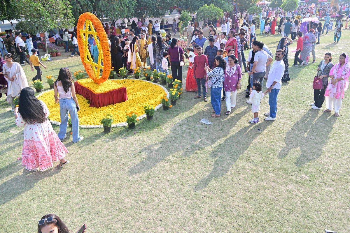 MCF_Faridabad's tweet image. 🐘🦚🦆🇮🇳 Floral Selfie Points at the Faridabad Flower Festival became a major attraction!

Installations inspired by Elephant, Peacock, Duck &amp;amp; India Gate drew large crowds as visitors stopped to capture memorable selfies.

#FaridabadFlowerFestival #SelfiePoint #MCF #CityInBloom
