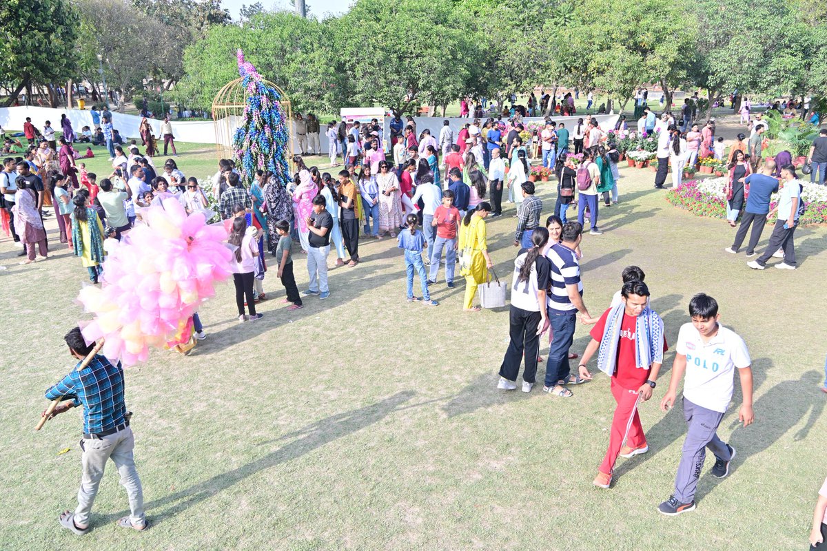 MCF_Faridabad's tweet image. 🐘🦚🦆🇮🇳 Floral Selfie Points at the Faridabad Flower Festival became a major attraction!

Installations inspired by Elephant, Peacock, Duck &amp;amp; India Gate drew large crowds as visitors stopped to capture memorable selfies.

#FaridabadFlowerFestival #SelfiePoint #MCF #CityInBloom