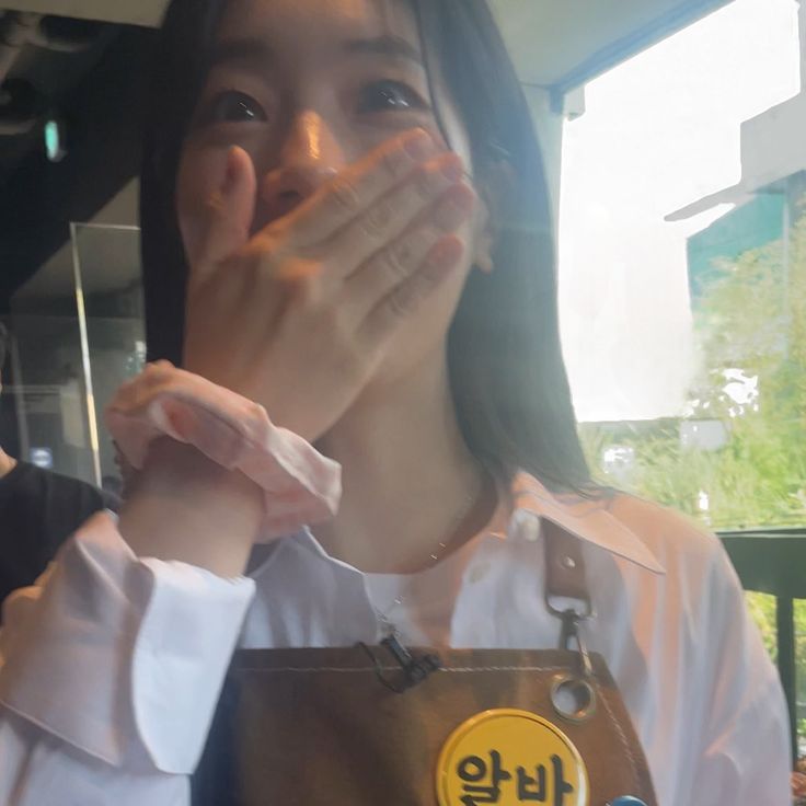 outrodhk's tweet photo. accidentally took photos of the cute barista at the café earlier, i may have fallen in love https://t.co/a3D4LaWHR8