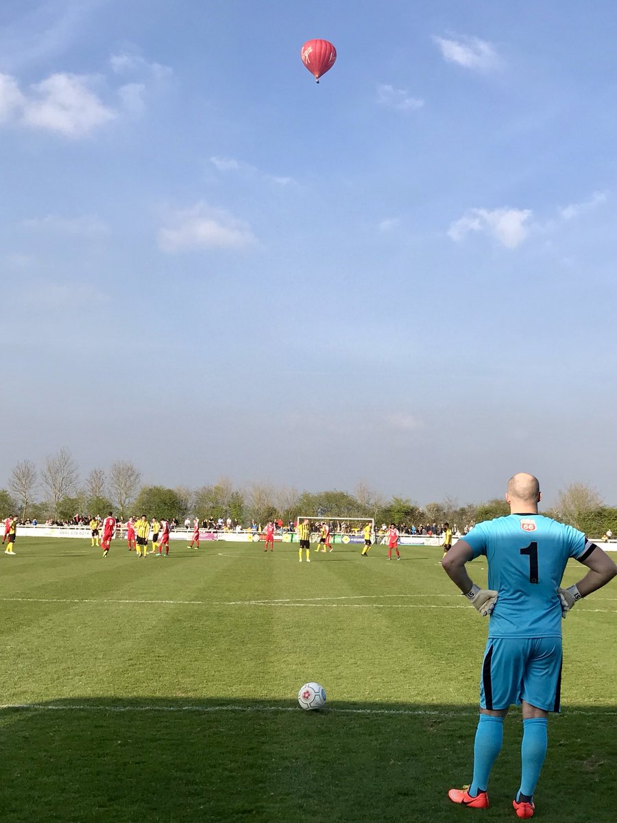 Quite like this photo I took a few years ago at <a href="/leamingtonFC/">Leamington FC ⚽️</a> ⁦<a href="/AshtonUnitedFC/">Ashton United FC</a>⁩ <a href="/LFC_Brakesfans/">LeamingtonFCfans</a>⁩ ⁦<a href="/LoveLeamington/">Royal Leamington Spa</a>⁩ #leamington #nationalleaguenorth #hotairballoon
