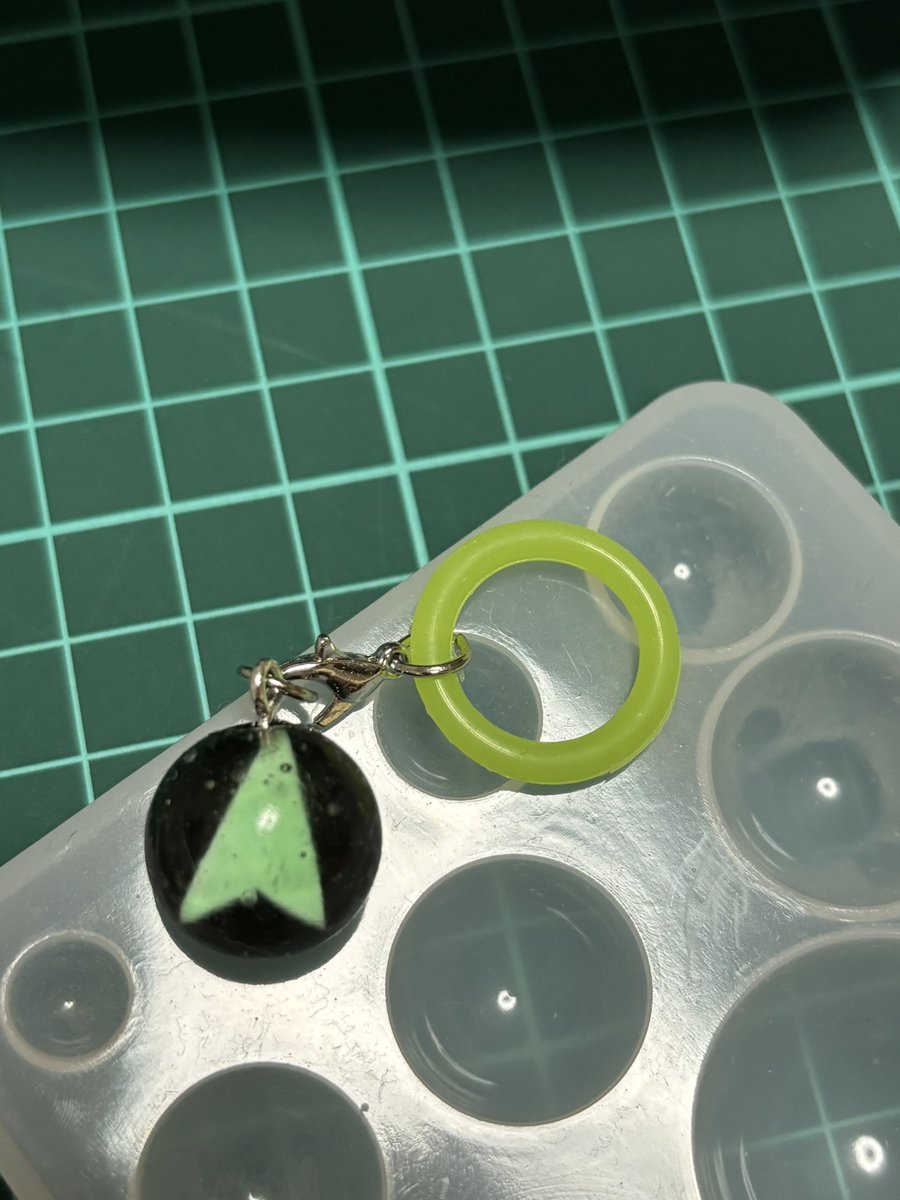 ガンスターヒーローズのチェイサーをUVレジンなど100均で買えるもので作ったぞ!!
昔懐かしい(?)スーパーボールと同じ要領で作った上手くいった!

チェイサー系ならロンリーソウルファイヤーが1番すき 