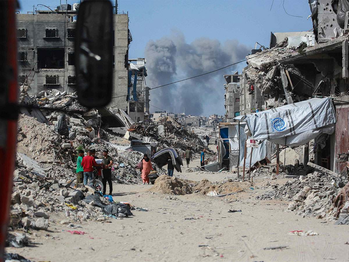 QatarNewsAgency's tweet photo. استشهاد 8 فلسطينيين في قصف إسرائيلي استهدف مركبة للشرطة وسط قطاع #غزة
#قنا #فلسطين 
https://t.co/W6tY4NgMaX https://t.co/Br7QWgvB9L
