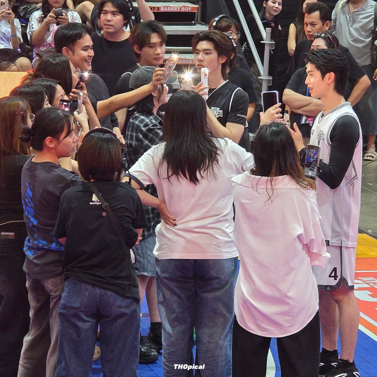 โทมัสสัมแล้วเขาปิดไฟ ตี๋ตี๋ติวเตอร์ยืนถือโทรศัพท์เปิดแฟลช พี่ให้เลย คนละไม้คนละมือลูก5555555555555555555