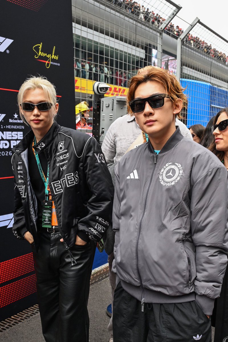 WORLDMUSICAWARD's tweet photo. #Felix looks so cool with Chinese snowboarder & Olympic champion #SuYiming at the F1 Grand Prix in #Shanghai #China! 👏🕺🏂🏎️🗼🇨🇳👑👑❤️🔥
FELIX F1 CHINESE GRAND PRIX
#FELIX_F1_ChineseGP
#FELIXxAdidas https://t.co/3AfTqVkvRv