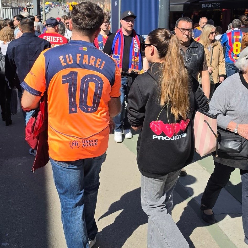 BarcaUniversal's tweet photo. A Barcelona fan wearing a 'EU FAREI 10' shirt for the game against Sevilla. 😂 https://t.co/YqezYNOmqO