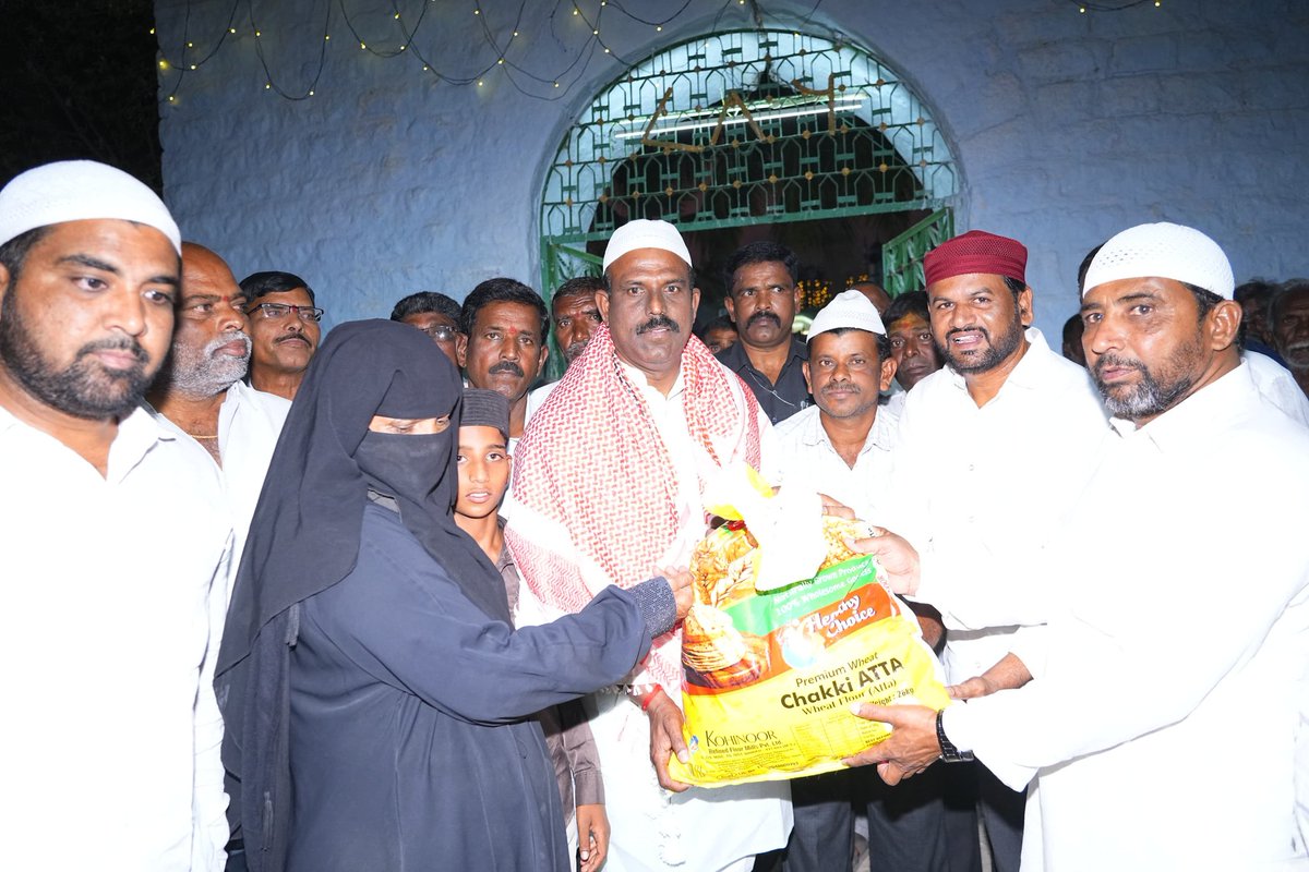 megmrmla's tweet photo. ఈరోజు దేవరకద్ర మున్సిపాలిటీలో రాష్ట్ర ప్రభుత్వం ఆధ్వర్యంలో నిర్వహించిన అధికారిక ఇఫ్తార్ విందులో పాల్గొన్నాను. ఈ సందర్భంగా ముస్లిం సోదర సోదరీమణులకు రాబోయే పవిత్ర రంజాన్ మాసం సందర్భంగా ముందస్తు శుభాకాంక్షలు తెలియజేశాను.
#ramzanmubarak #iftar #Devarakadra #GMadhusudhanReddy https://t.co/n8mJmDFfj5