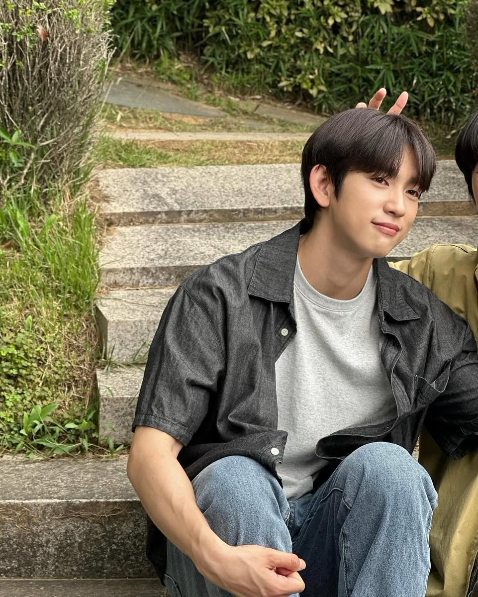 JINYOUNG. tweet media