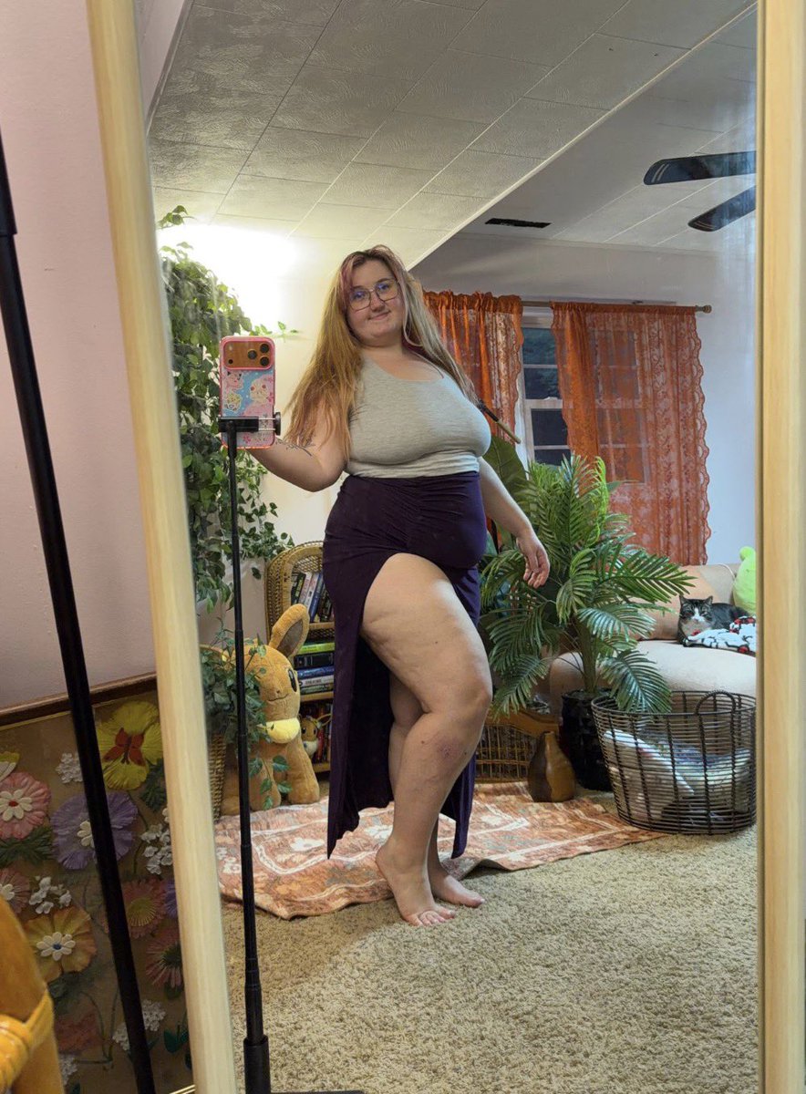 fae_valentinee's tweet photo. is it true that chubby girls are better in bed? https://t.co/la4eg0rIcZ