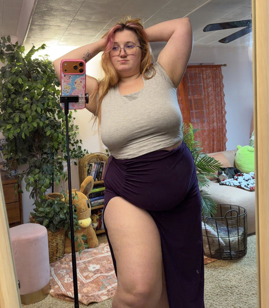 fae_valentinee's tweet photo. is it true that chubby girls are better in bed? https://t.co/la4eg0rIcZ