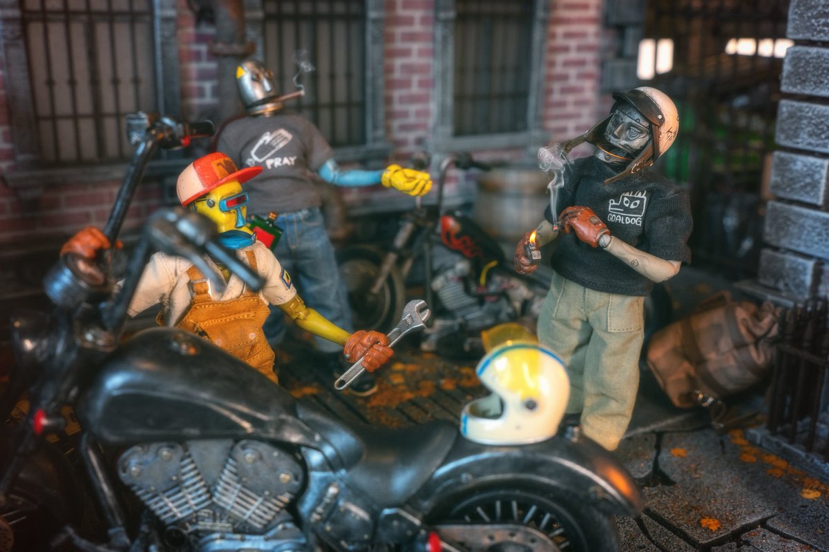 BatJu75's tweet photo. Mr. Silence &amp; Co. 
#biker #diorama #toyphoto #toyphotography #PhotographyIsArt #photooftheday #photography https://t.co/HXmFZ02TRR