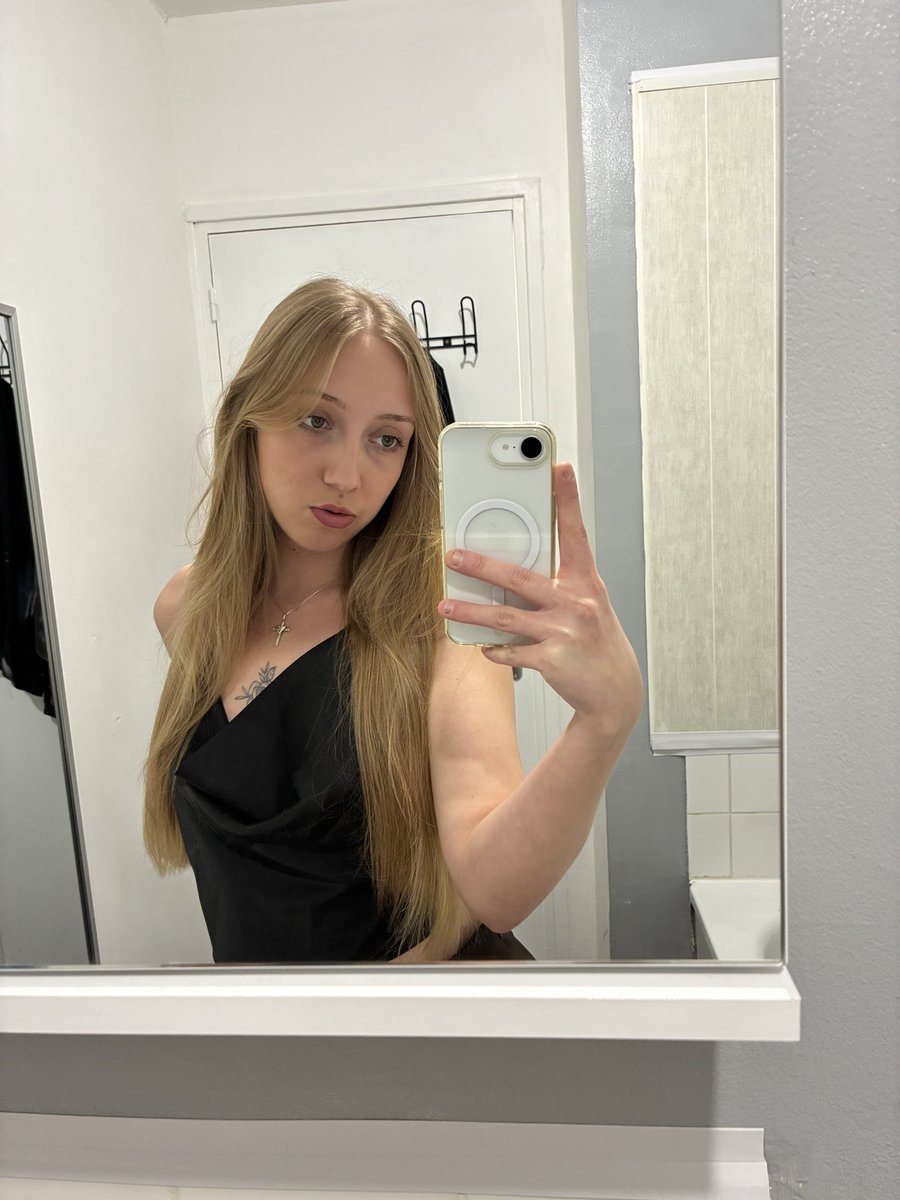 lylybloomfit tweet media