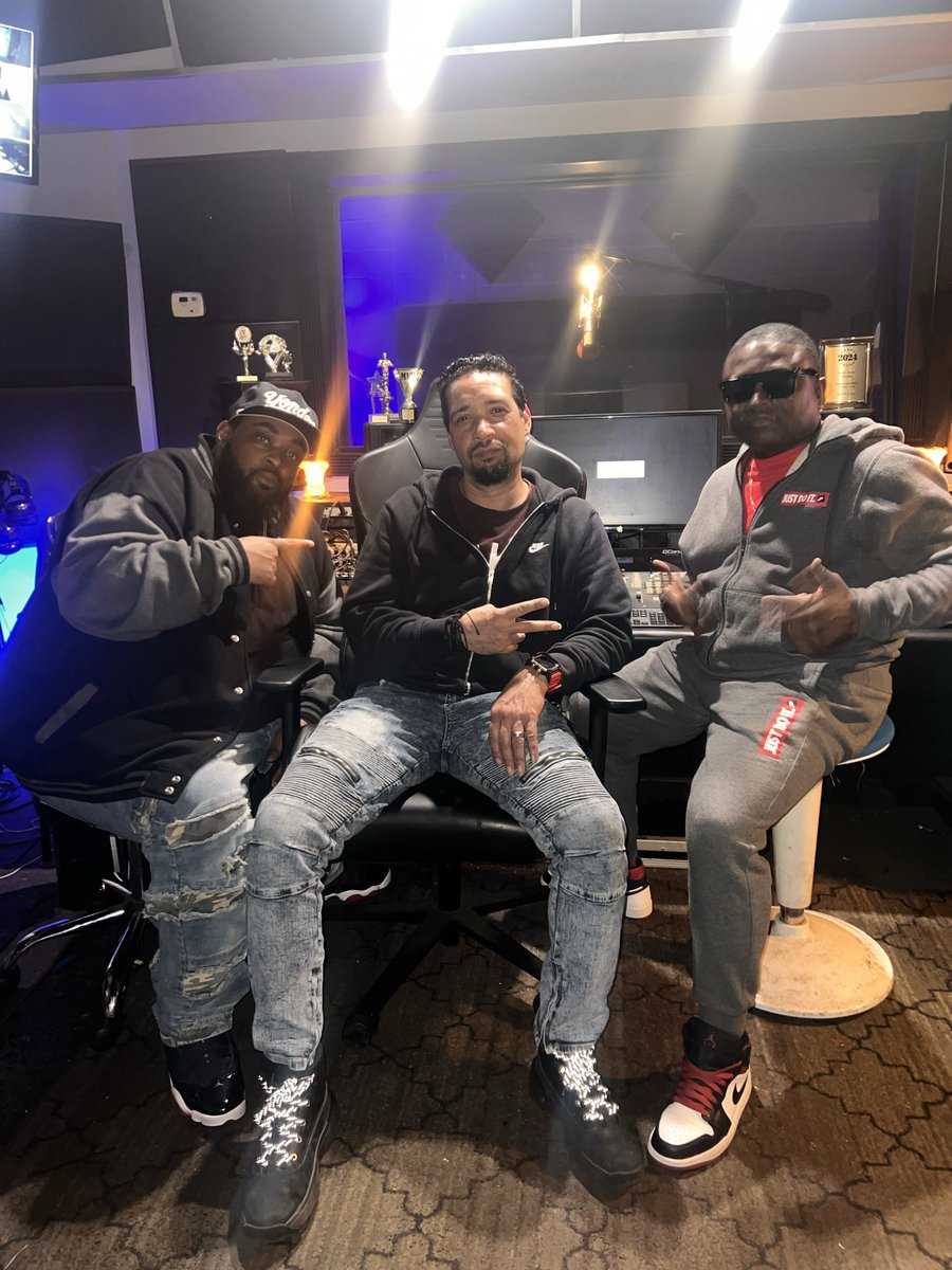 TreGotBangaz's tweet photo. In 16 bars putting down new single with my brother Action of 55 Boyz and kj🔥🔥🔥 https://t.co/oClHkz4e78