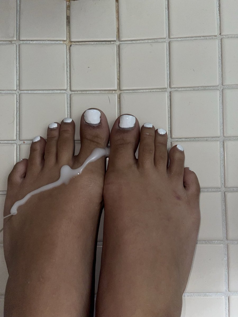 g0ddess_serenaa's tweet photo. Who wants to see the full video?????
#cum #cummyfeet #feet #whitetoes #spoilme #dmme https://t.co/6h4hygdb1i