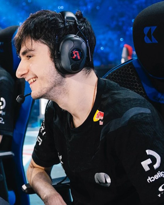 "Let's go Labrov!"

Former football player Pato 🇧🇷 cheered G2 Labrov 🇬🇷 on X after noticing he is using his full name as a soloQ nickname