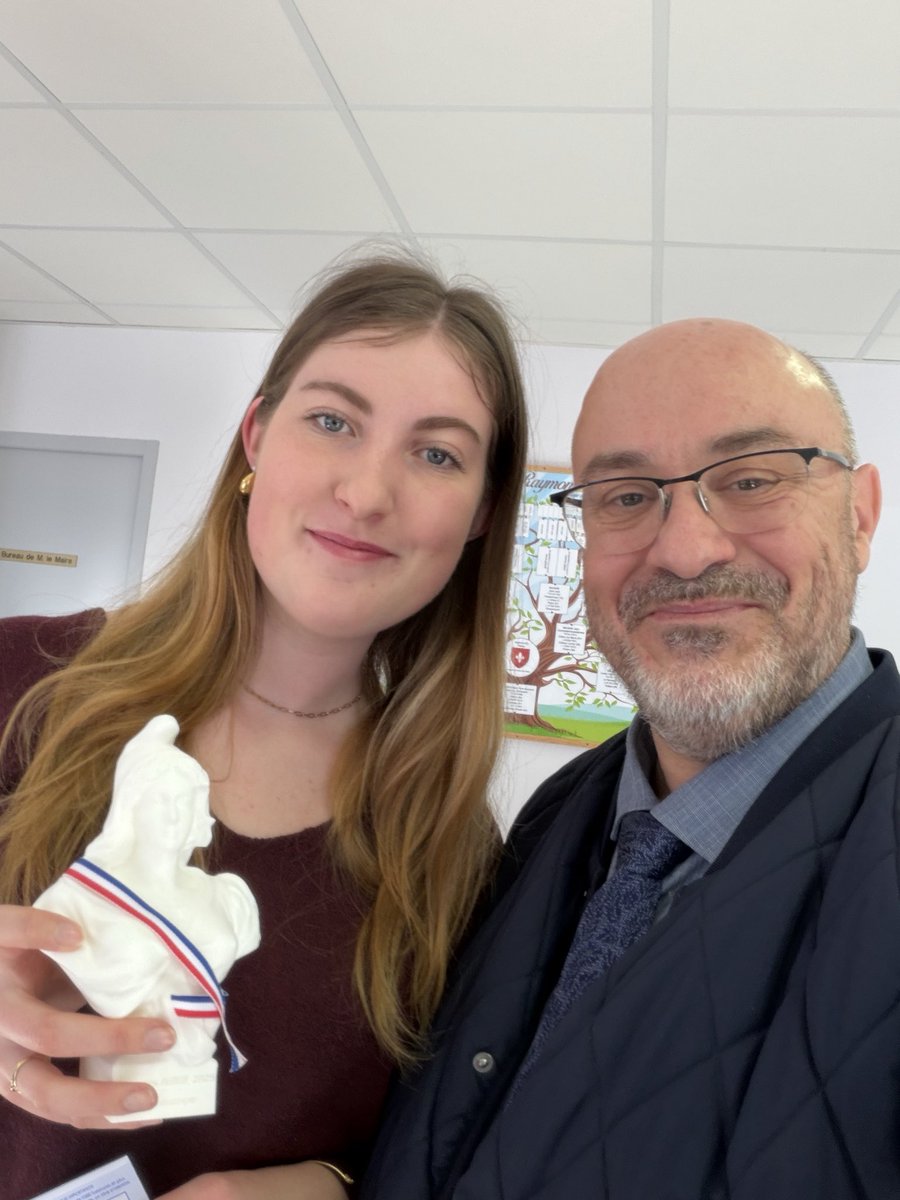 cyrilcibert's tweet photo. Nos jeunes Chenevellois ont répondu présents à l'appel des urnes.
Pour marquer cette étape importante de leur vie d’adulte, j'ai eu l'immense plaisir de remettre à chacun d'entre eux une #Marianne figure emblématique de nos mairies et de nos valeurs républicaines. https://t.co/Tc2Oot7oE2