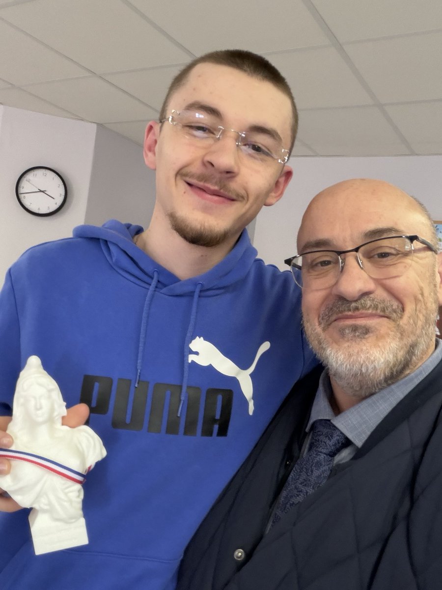 cyrilcibert's tweet photo. Nos jeunes Chenevellois ont répondu présents à l'appel des urnes.
Pour marquer cette étape importante de leur vie d’adulte, j'ai eu l'immense plaisir de remettre à chacun d'entre eux une #Marianne figure emblématique de nos mairies et de nos valeurs républicaines. https://t.co/Tc2Oot7oE2