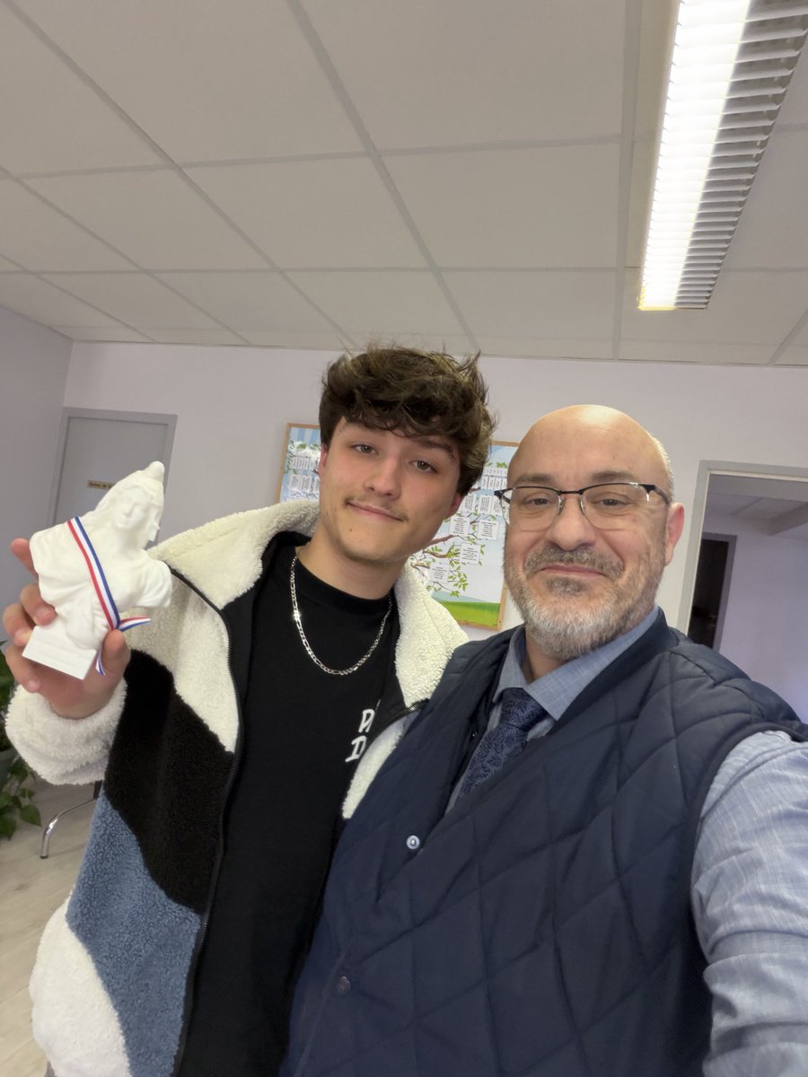 cyrilcibert's tweet photo. Nos jeunes Chenevellois ont répondu présents à l'appel des urnes.
Pour marquer cette étape importante de leur vie d’adulte, j'ai eu l'immense plaisir de remettre à chacun d'entre eux une #Marianne figure emblématique de nos mairies et de nos valeurs républicaines. https://t.co/Tc2Oot7oE2