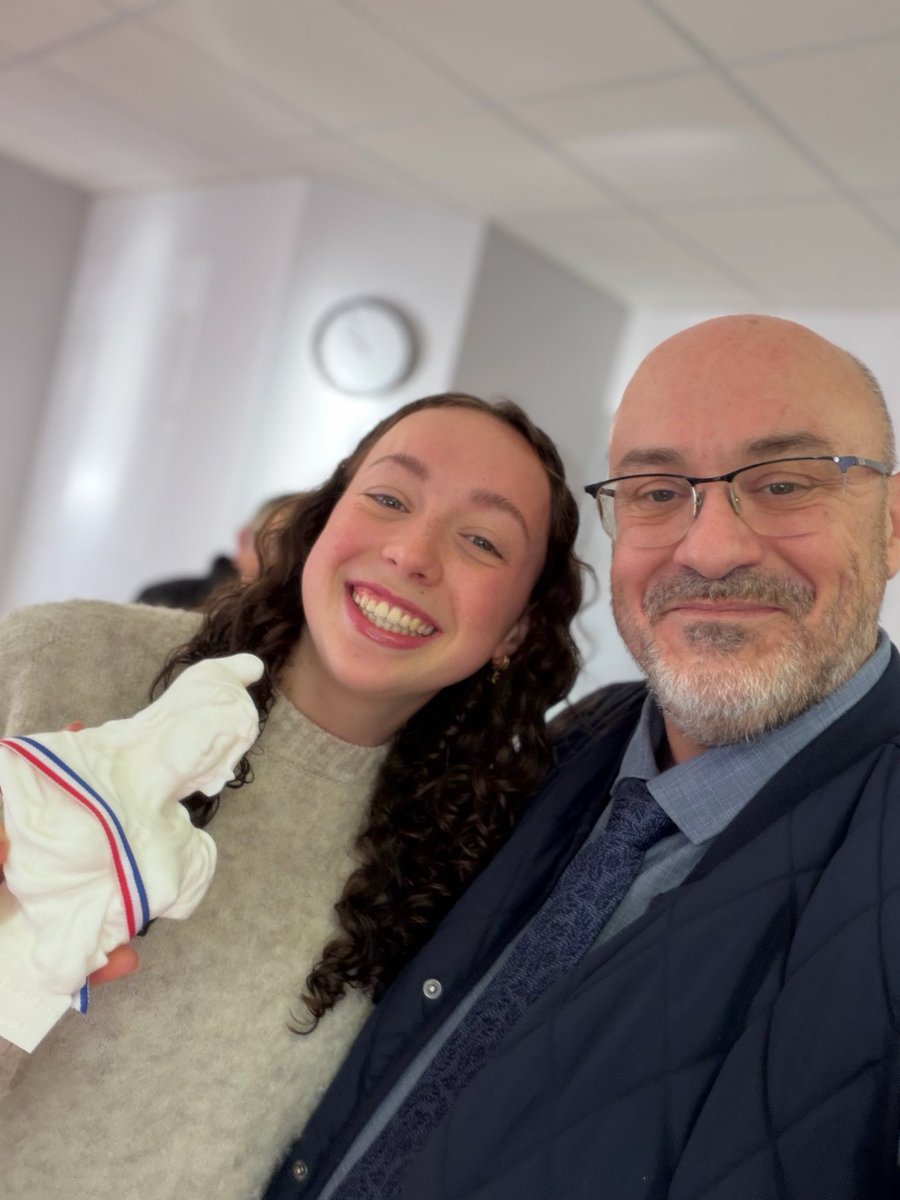 cyrilcibert's tweet photo. Nos jeunes Chenevellois ont répondu présents à l'appel des urnes.
Pour marquer cette étape importante de leur vie d’adulte, j'ai eu l'immense plaisir de remettre à chacun d'entre eux une #Marianne figure emblématique de nos mairies et de nos valeurs républicaines. https://t.co/Tc2Oot7oE2