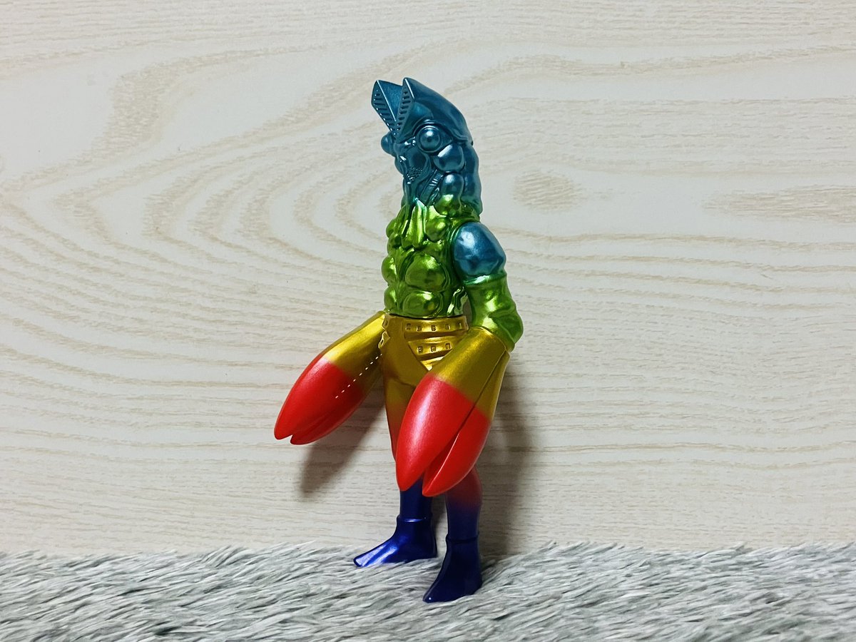 ウルトラマンより「レインボーバルタン星人」です。 カイジュウ