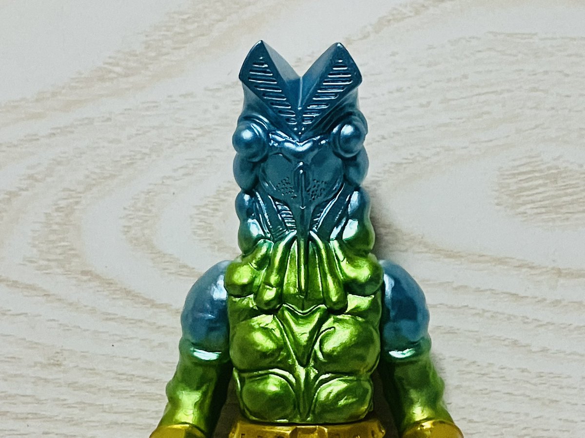 ウルトラマンより「レインボーバルタン星人」です。 カイジュウ