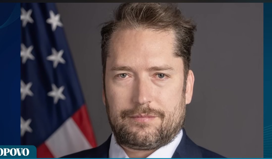 AoiPhillip's tweet photo. o assessor do Trump é o dopleganger do Gregório Duvivier. É o Gregory Demort kkkkkkk https://t.co/ZOyolHK9kr