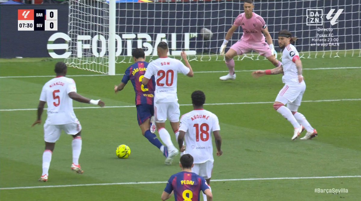 ArchivoVAR's tweet image. ⁉️💥 ¿Es penalti la acción de Sow sobre Cancelo?

✅ 𝗦𝗜.

👉🏻 El jugador del Sevilla se cruz por detrás del lateral del Barcelona, trastabillándole tras golpearle con la rodilla en el pie derecho.

▪️ Acción perfectamente peritada por Martínez Munuera desde el césped.