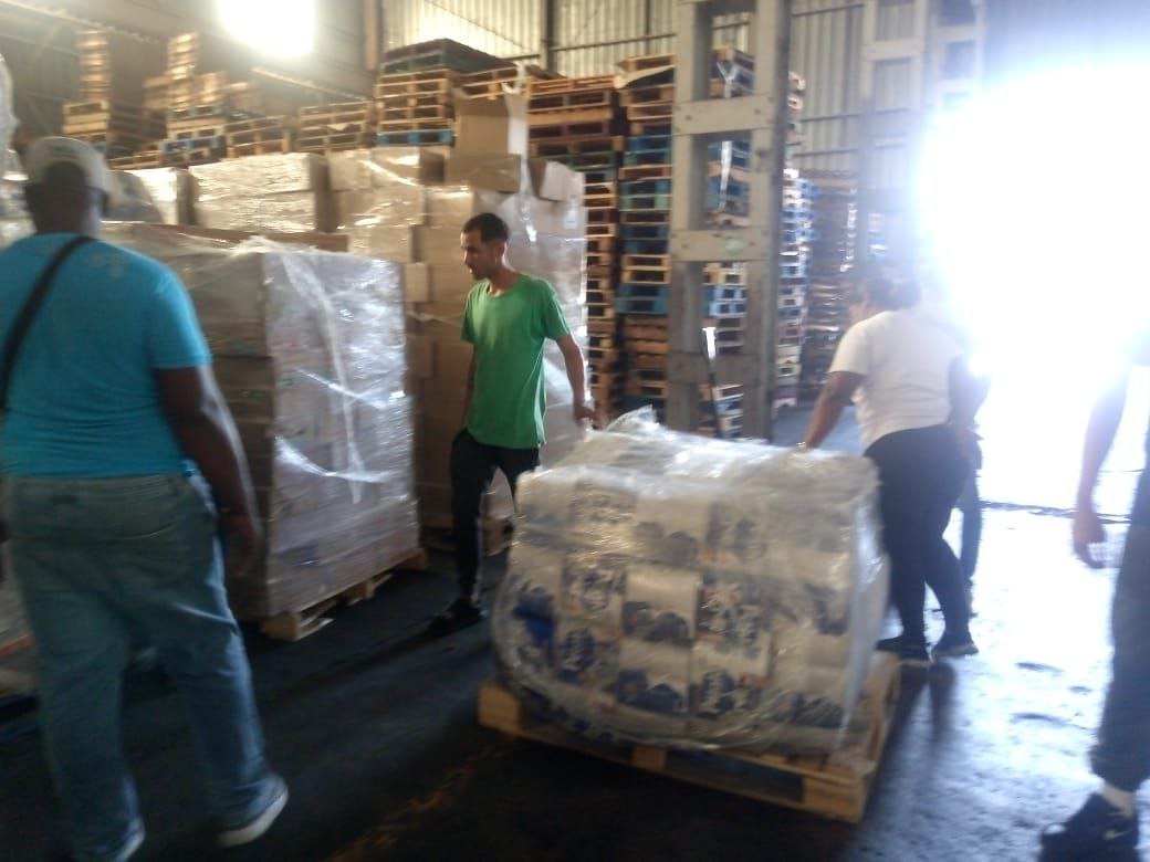 MincinCuba's tweet photo. 🚛En la jornada del sábado transportistas y mayoristas continuaron la operación de descarga, distribución y recepción de los donativos enviados por el hermano pueblo y gobierno de México.

#CubaNoEstáSola #ComercioCuba https://t.co/4twsCzRJSK