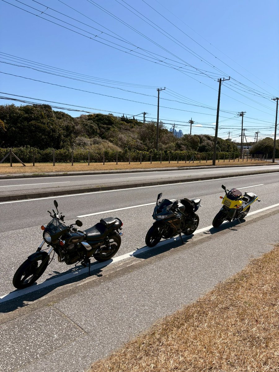 kantabike's tweet photo. 友達とツーリング！！
昨日は初めて立ちゴケしたけどミラーに少し傷ついただけで他はあんまり傷なかった笑でもそんなこと忘れるくらい楽しかった！いい週末過ごせました😊
#エリミネーター250se
#エリミネーター250
#バイク https://t.co/ydojuvamfp