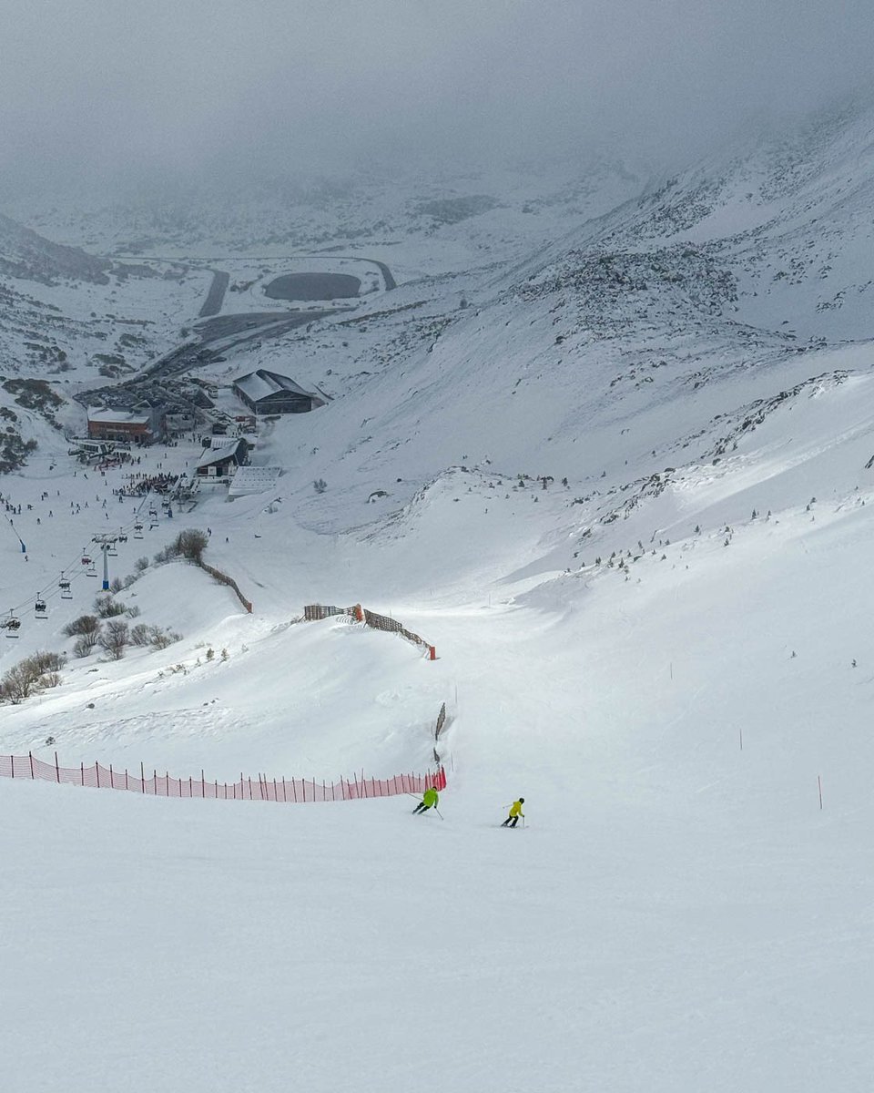eisanisidro's tweet image. Hay días que sabes que quedarán para el recuerdo.

Hoy, 15 de marzo, ha sido uno de ellos en San Isidro. ❄️☀️
Nevada ayer, sol hoy y una estación espectacular.

Marzo siempre regala jornadas así en la montaña.

#SanIsidro  #NET #Nieve #Esqui