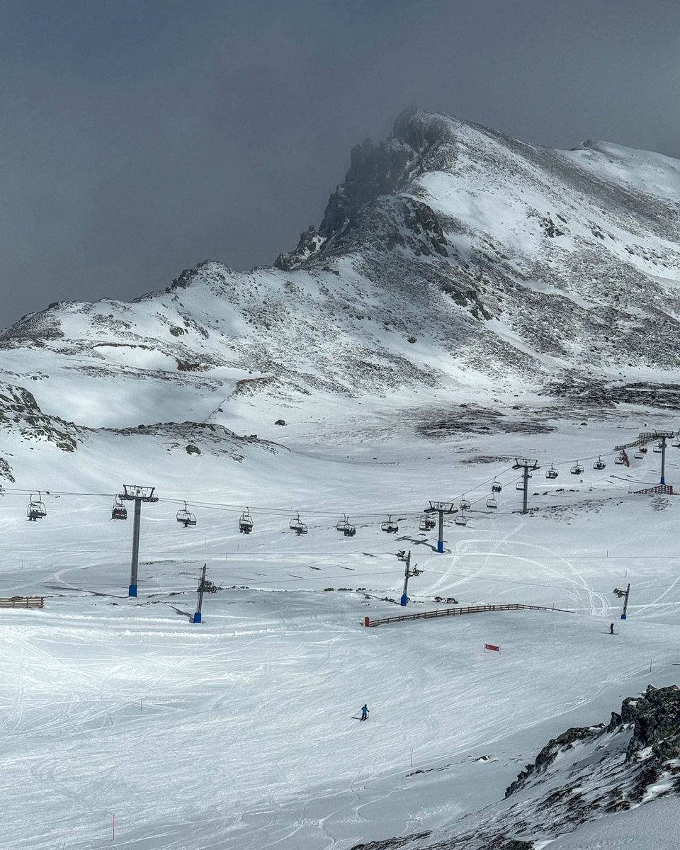 eisanisidro's tweet image. Hay días que sabes que quedarán para el recuerdo.

Hoy, 15 de marzo, ha sido uno de ellos en San Isidro. ❄️☀️
Nevada ayer, sol hoy y una estación espectacular.

Marzo siempre regala jornadas así en la montaña.

#SanIsidro  #NET #Nieve #Esqui