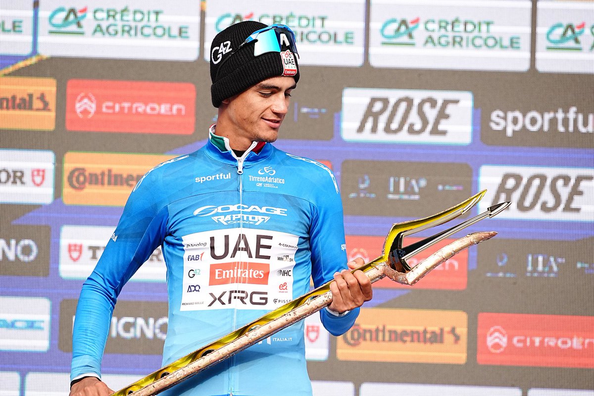 Uno de los trofeos más lindos del ciclismo ya tiene dueño!! Isaac Del Torito, el Torito, el Príncipe, se consagró campeón de la famosa Tirreno-Adriático!!
A sus 22 años inscribe su nombre en la carrera de los dos mares y firma su 26ta victoria pro, la 5ta de 2026 y su 5ta CG!!