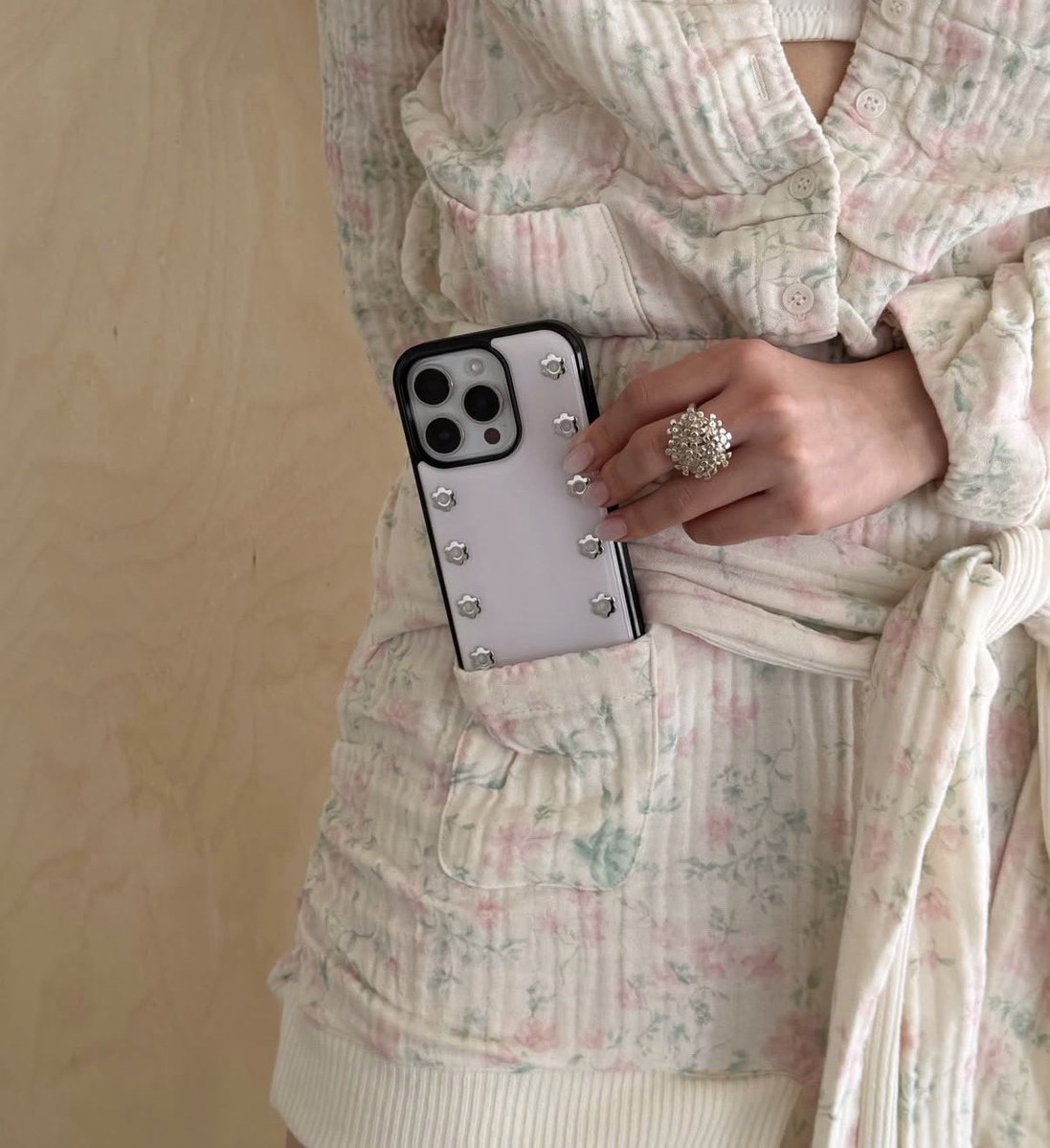 andus__'s tweet photo. daisy stud case🎐💌 https://t.co/cd1Qnnhjj2