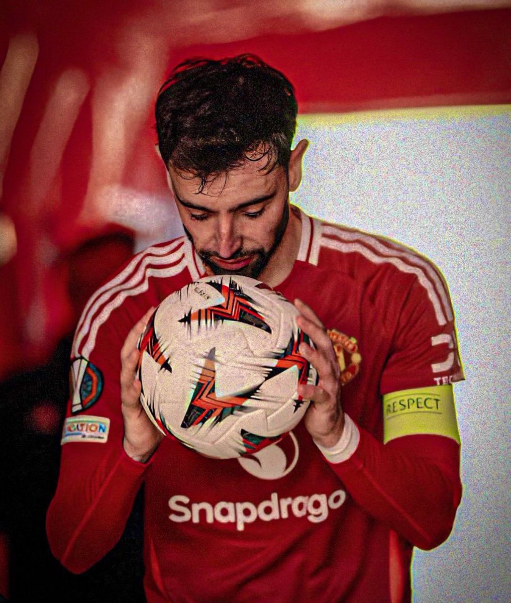 ManUnitedMedia's tweet photo. I honestly think he is the best player on the planet. 😍 https://t.co/SybtZQa4N3