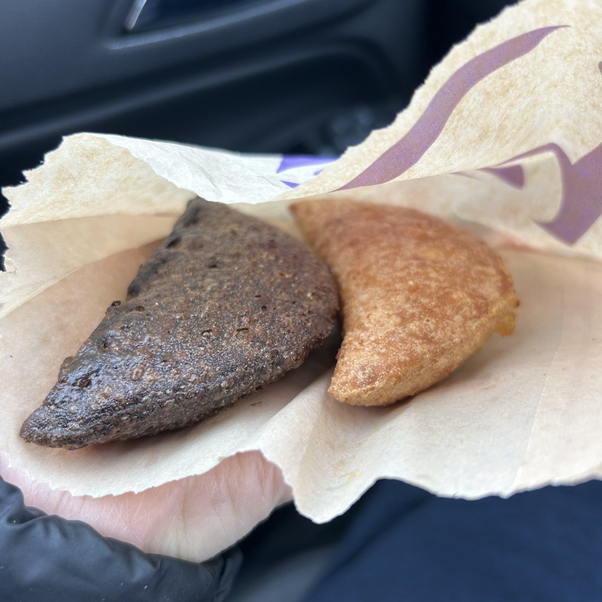 1235_sj's tweet image. #AI #Tacobell #タコベル　
近所のタコベルはドライブスルーだとAIが応答してくれると聞き、行って来ました。
「XXはないんですか？」という質問をしたら、すぐ人間が出て来てしまって、その後は最後まで人間のみに対応していただきました…失敗！😣

写真はEmpanadasという揚げパイ？のデザート。