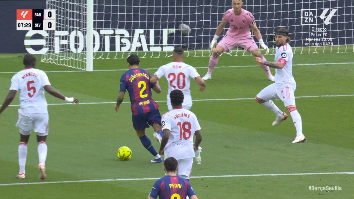 ArchivoVAR's tweet image. ⁉️💥 ¿Es penalti la acción de Sow sobre Cancelo?

✅ 𝗦𝗜.

👉🏻 El jugador del Sevilla se cruz por detrás del lateral del Barcelona, trastabillándole tras golpearle con la rodilla en el pie derecho.

▪️ Acción perfectamente peritada por Martínez Munuera desde el césped.